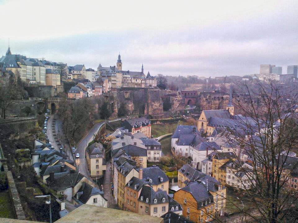 ve may bay di luxembourg