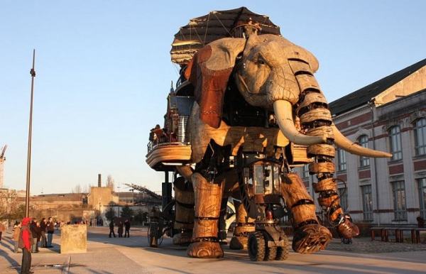 chú voi máy khổng lồ
